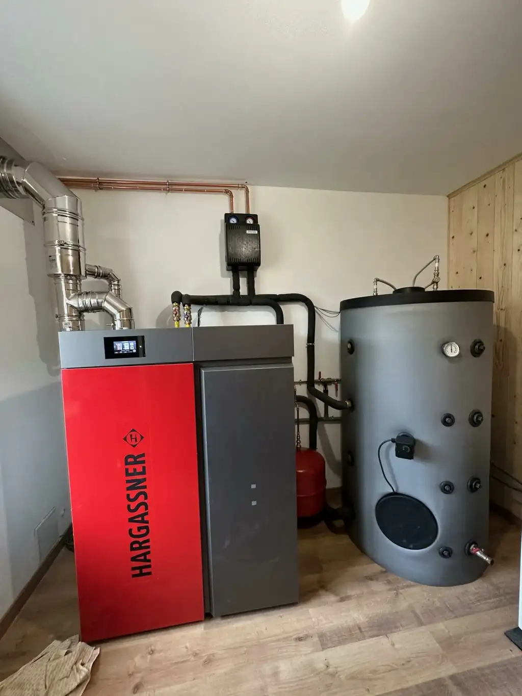 Installation d'une Chaudière à granulés smart pk avec ballon tampon mixte chauffage et eau chaude sanitaire à Aureville